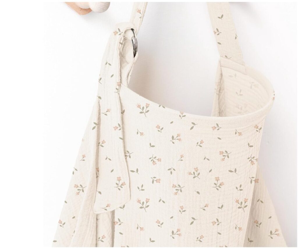 Nursing cover in a muslin cotton fabric with floral pattern.